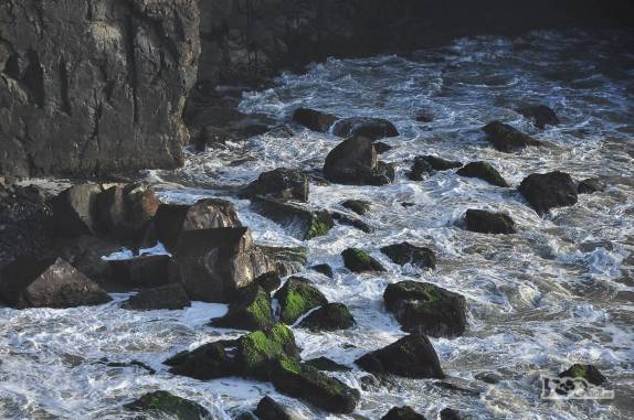 A eterna luta entre a água e a terra, o mar e as rochas, na costa de Torres, litoral norte do Rio Grande do Sul